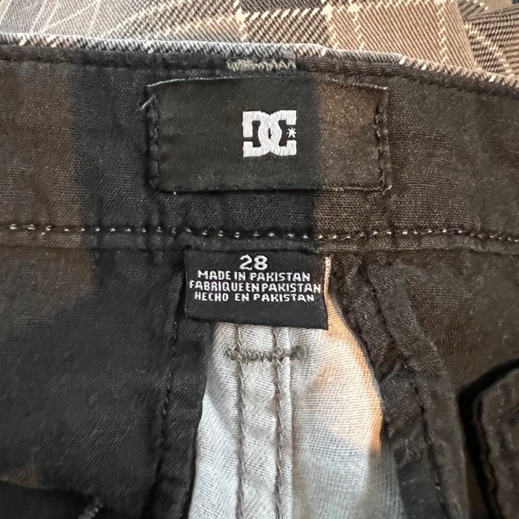 DC Gray, Black & White Plaid Checkered Men's Casual Shorts Sz 28 - Picture 3 of 9